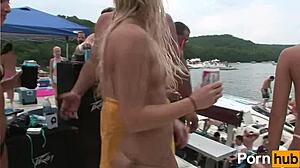 Bikini-gekleidete Teenagerin schüttelt ihren Hintern in der Öffentlichkeit