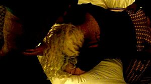 Amaterska plavuša se puni velikim crnim kurcem u grupnom seksu u hotelu