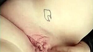 Tetovált csaj bőr szoknyában intenzív orgazmust él át nyilvánosan