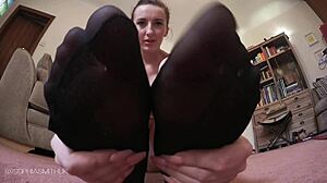 Video HD dari fetish kaki Sophia Smith dalam stoking