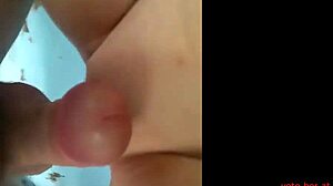O fetiță cu sânii mici își întinde vaginul strâmt