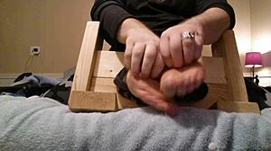 Παιχνίδι με δάγκωμα ποδιών και δεσμά για ένα διεστραμμένο ζευγάρι