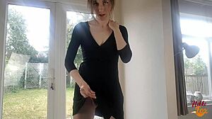 Transgénero británico en traje kinky da instrucciones de masturbación y traga semen