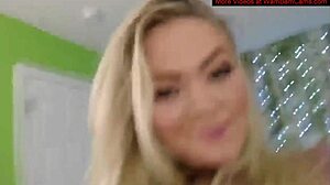 Сексуалната блондинка бимбо се съблича и показва големите си цици в уеб камера видео