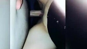 Une nana tatouée se fait étirer l'anus et remplir de sperme