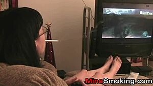 MILF mama uživa v fetišu kajenja s svojim mladim prijateljem