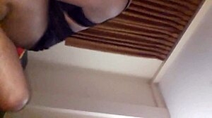 Asiatische Tante bekommt ihre Muschi von einem großen schwarzen Schwanz gefickt