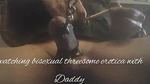 Otec sa venuje bisexuálnej trojke so svojím synom