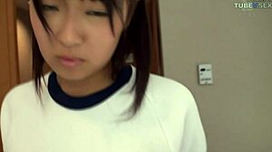 Adolescente japonesa con coño peludo pequeño es dedulada y follada