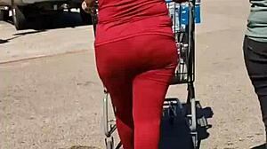 Skjult kamera fanger en tyk babe i røde leggings