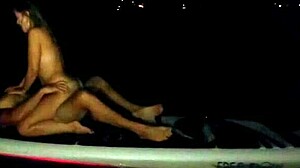Amatørkone blir stygg på paddleboardet vårt offentlig