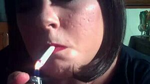 Британската фемдом Тина Снуа се отдава на фетиш за пушене