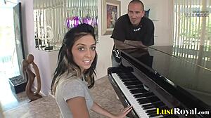 Stephanie Canes små bröst studsar när hon tar på sig pianot