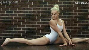 Blondine babe Tornaszkova viser sin fleksibilitet i solo video