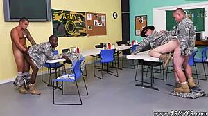 סרטון HD של גברים צעירים וגאים בצבא שמתעסקים במשחק סולו