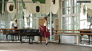 Amaterska gimnastičarka Alla Zadranaya pokaže svojo golo fleksibilnost