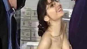 Sekretaris brunette panas mendapatkan vaginanya yang ketat dan pantatnya dientot dalam threesome
