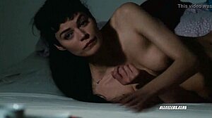 뜨거운 포르노 스타 Marianne Denicourt가 유명인사의 섹스 장면을 제공합니다