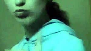 נערת צעירה עם חזה קטן מזדיינת קשה בסרטון ביתי