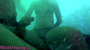 Julkinen masturbaatio piilotetulla kameralla uima-altaassa