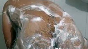 Håret babe bliver våd og vild i badekaret