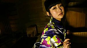 HD wideo sensualnego rozbierania się Hinano Kamisakas i sesji handjob