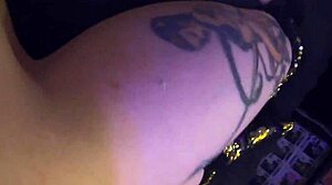 Pechos grandes y acción de chorros en un video de cuarentena con una chica tatuada