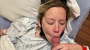 Sex anal public cu un pacient cu penis mare și prietena lui în spital