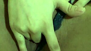 Amateur-asiatisches Mädchen masturbiert mit bloßen Händen und Brille