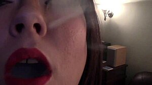 تجربة الإثارة في كونك عبدًا للتدخين في هذا الفيديو عالي الجودة