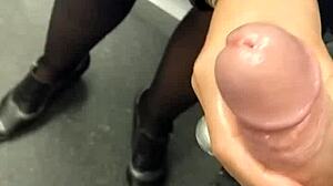 Amatérská MILF v punčochách a spodním prádle masturbuje penis svého manžela ve veřejném výtahu