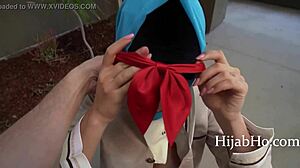 Tinejdžerka u hidžabu uči kako da se dobro provodi