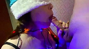 POV-video av en søt tenåring som gir en blowjob med cum i munnen