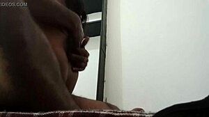 Черна двойка от колежа се наслаждава на аматьорски секс в общежитието