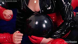Latex-kledde elskere utforsker sin fetisch for ballonger i HD-video