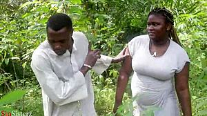 La nena africana recibe su gran culo follado por su novio