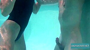 Европейската красавица Марси получава лицето си чукано под водата