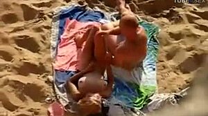 Seks tanpa kondom dengan pasangan zakar besar di pantai