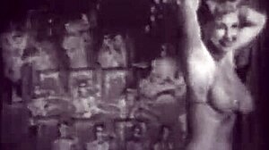 Szőke bomba hatalmas mellekkel érzéki mozdulatokat mutat retro pornóban