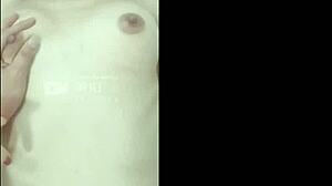 Sıcak Asyalı bebek vücudunu gösteriyor ve webcam'de mastürbasyon yapıyor