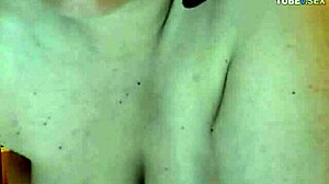 Femeia italiană cu sânii mari se bucură de jocul cu plugul anal