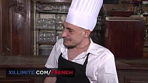 Ο Γάλλος σεφ κάνει μια αισθησιακή πίπα στην εκπληκτική χορεύτρια