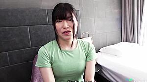 Japonska najstnica Kaho razkazuje svojo obrijano muco in spretnosti pri prstih v domačem porniču
