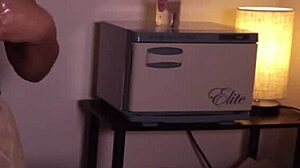 סרטון HD של מסאז'ית חובבנית עם עקומות שנותנת עבודה ידנית ללקוח שלה