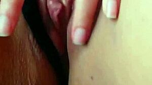 Amatorska brunetka Morocha masturbuje się przez telefon ze swoim dużym łechtaczkiem i naturalnymi cyckami