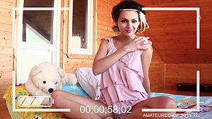 Hippie păroasă și drăguță provoacă pe webcam