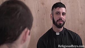 Un jeune gay chaud se fait fesser et baiser par un prêtre
