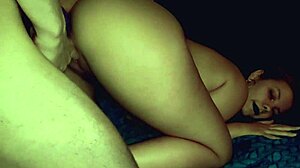 Amateur tiener krijgt anale seks en een blowjob van liefhebber van grote kuikens