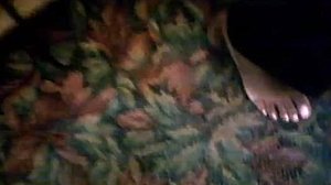 Černá kráska Ashley P Thomas ukazuje své růžové prsty