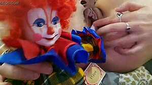Un incontro feticista gay tabù con una bambola pagliaccio